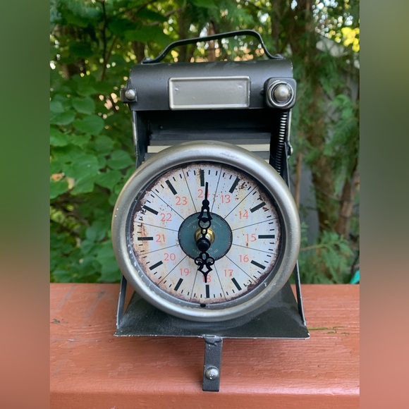 Tin/ metal Vintage look Kodak camera clock stocking holder - Picture 1 of 8